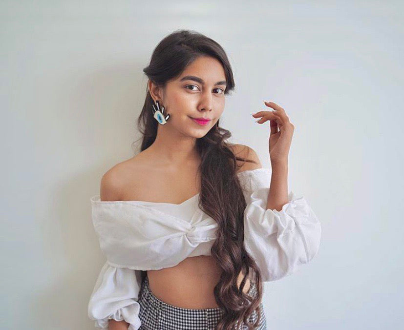 Mid-knot Offshoulder croptop.